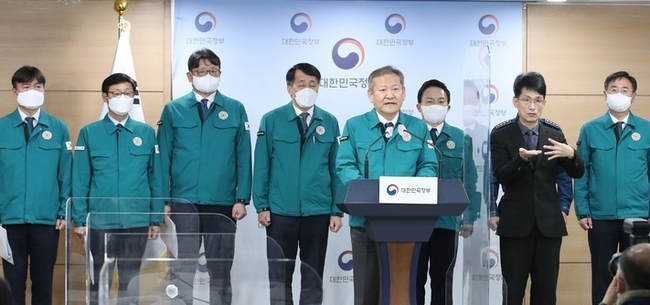  중앙재난안전대책본부의 본부장을 맡고 있는 이상민 행정안전부 장관이 28일 오전 서울 종로구 정부서울청사에서 화물연대 집단운송거부 중앙재난안전대책본부(중대본) 회의를 마친후 각 부처별 대응방안에 대해 브리핑하고 있다. (사진=뉴시스 제공)