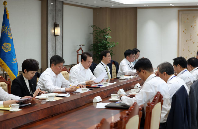 윤석열 대통령이 28일 오전 서울 용산 대통령실 청사에서 수석비서관 회의를 주재하고 있다. (사진=대통령실 제공) 