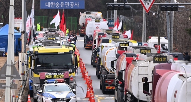  민주노총 공공운수노조 화물연대 총파업 닷새째인 28일 경기도 성남시 분당구 대한송유관공사 서울지사 앞 도로에 운행을 멈춘 유조차가 주차돼 있다.(사진=뉴시스 제공)