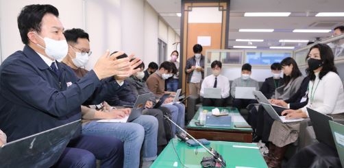 원희룡 국토교통부 장관이 28일 세종시 정부세종청사에서 화물연대 파업 관련 기자 간담회를 갖고 있다. (사진=뉴시스 제공)