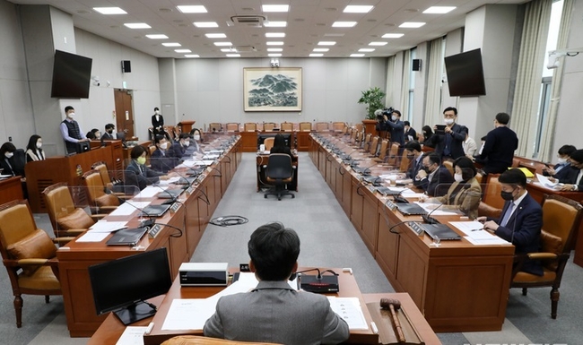 진성준 국회 운영위원회 예산결산심사소위원장이 28일 오후 서울 여의도 국회에서 열린 국회운영위원회 예산결산심사소위원회를 주재하고 있다. 이날 국민의힘 의원들은 불참했다. (사진=뉴시스 제공)