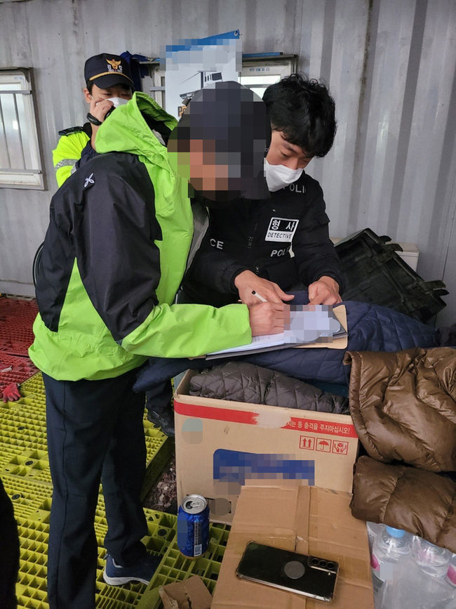 부산 강서구 부산신항 인근 도로에서 운행 중이던 트레일러 차량에 쇠구슬 투척 혐의에 대해 수사 중인 부산 강서경찰서는 29일 오전 화물연대 김해지부 사무실과 부산신항에 마련된 화물연대 농성천막, 차량 등에 대한 압수수색에 나섰다. (사진=부산경찰청 제공) 