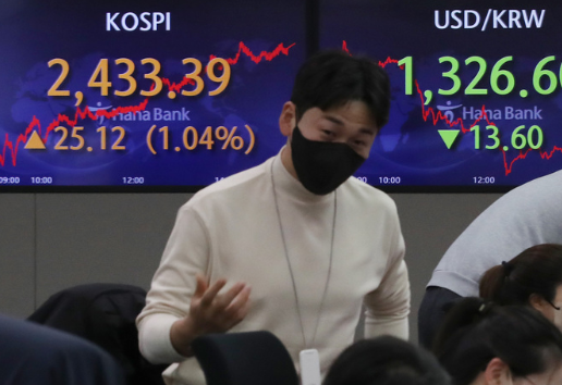  29일 서울 중구 하나은행 본점에서 딜러들이 업무를 보고 있다. 이날 코스피는 전 거래일보다 25.12포인트(1.04%) 오른 2433.39에, 코스닥지수는 전 거래일보다 9.64포인트(1.34%) 상승한 727.54에, 서울 외환시장에서 원·달러 환율은 전 거래일보다 13.6원 하락한 1326.6원에 마감했다. (사진=뉴시스 제공)