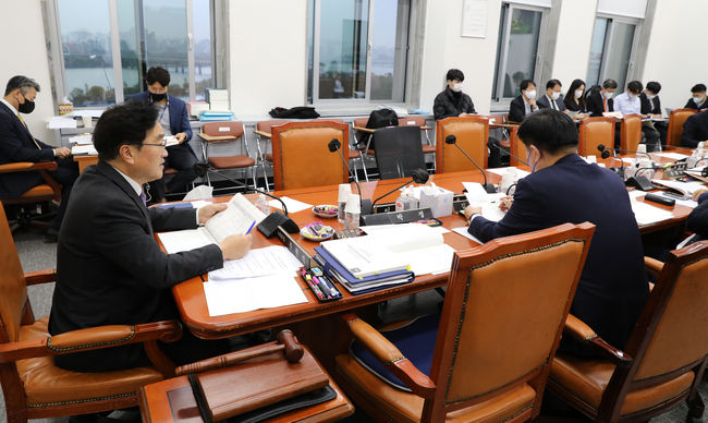28일 오후 서울 여의도 국회에서 열린 예산결산특별위원회 예산안등조정심사소위원회에서 우원식 소위원장과 의원들이 예산안 관련 등에 대해 논의를 하고 있다.(사진=뉴시스 제공)