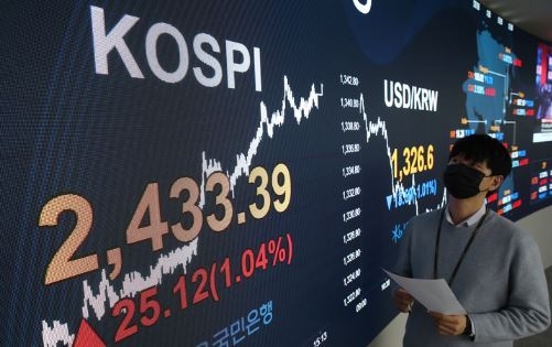 코스피가 전 거래일(2408.27)보다 25.12포인트(1.04%) 오른 2433.39에 마감한 29일 오후 서울 영등포구 여의도 KB국민은행 스마트딜링룸에서 직원이 업무를 보고 있다. 이날 코스닥지수는 전 거래일(717.90)보다 9.64포인트(1.34%) 상승한 727.54, 서울 외환시장에서 원·달러 환율은 전 거래일(1340.2원)보다 13.6원 하락한 1326.6원에 거래를 마쳤다. (사진=뉴시스 제공)