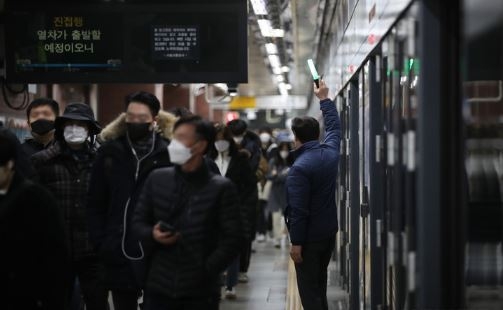 30일 오전 서울 용산구 삼각지역 4호선에서 서울교통공사 관계자들이 전국장애인차별철폐연대의 장애인 권리 예산 확보를 위한 지하철 선전전 등으로 인한 혼잡을 막기 위해 안내를 하고 있다. 이날 서울 지하철을 운영하는 서울교통공사 노동조합이 파업에 들어가면서 출근길 혼란이 불가피했다. (사진=뉴시스 제공)