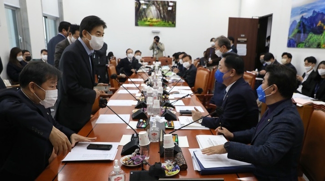  지난 28일 오전 서울 여의도 국회에서 열린 예산결산특별위원회 예산안등조정소위원회에서 여야 의원들이 회의에 앞서 대화하고 있다.(사진=뉴시스 제공)