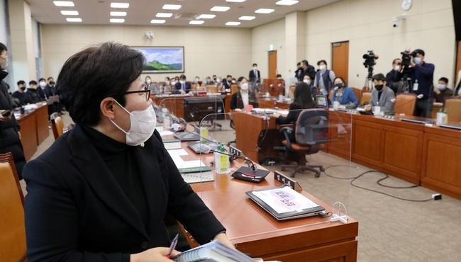임이자 국민의힘 의원이 30일 오전 서울 여의도 국회에서 열린 환경노동위원회 고용노동법안심사소위원회에서 이수진 더불어민주당 의원과 언쟁을 벌이다 회의장 밖으로 나가고 있다. (사진=뉴시스 제공)
