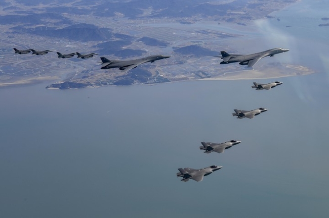 합동참모본부는 한미가 19일 미 공군의 B-1B 전략폭격기가 한반도에 재전개한 가운데 연합공중훈련을 실시했다고 밝혔다. 미국 전략폭격기 B-1B의 한반도 재전개는 북한의 대륙간탄도미사일(ICBM) 도발 하루 만에 이뤄졌다. 사진은 이날 한미 연합공중훈련 모습. (사진= 합동참모본부 제공) 