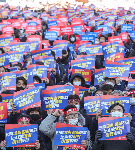 서울교통공사노조 소속 조합원들이 30일 오전 서울 중구 서울광장 인근에서 열린 서울교통공사노조 총파업 출정식에서 구호를 외치고 있다. (사진=뉴시스 제공)
