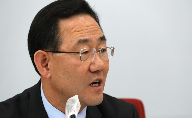주호영 국민의힘 원내대표 지난 29일 오후 서울 여의도 국회 원내대표실에서 비공개 긴급 중진의원 회의를 마치고 기자들에게 브리핑을 하고 있다.(사진=뉴시스 제공)