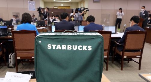 송호섭 스타벅스코리아 대표이사가 4일 오후 세종시 정부세종청사에서 열린 국회 환경노동위원회 국정감사에서 이수진 더불어민주당 의원의 1급 발암물질인 '포름알데히드' 검출 서머 캐리백 관련 질문에 답하고 있다. (사진=뉴시스 제공)