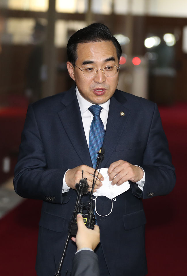 박홍근 더불어민주당 원내대표가 30일 오후 서울 여의도 국회의장실에서 김진표 국회의장, 주호영 국민의힘 원내대표와의 회동을 마치고 나와 기자들에게 회동 내용을 설명하고 있다.(사진=뉴시스 제공)