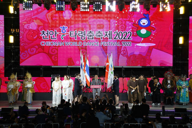 천안시가 30일 천안흥타령춤축제2022 유공자 시상식을 개최해 92명의 축제 유공자에게 표창을 수여했다. (사진=천안시 제공)