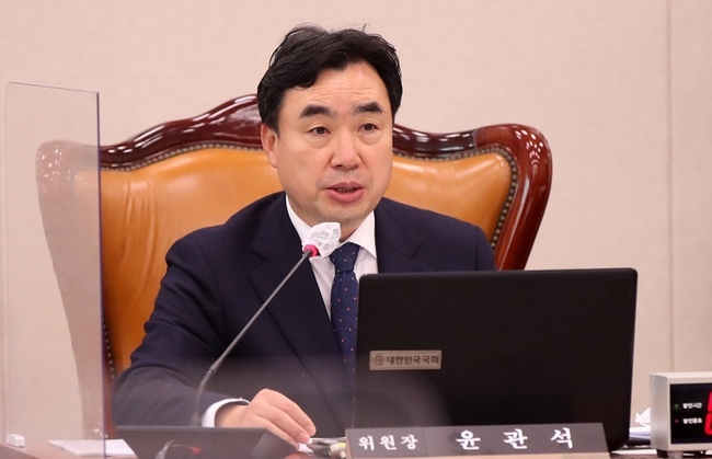  윤관석 산업통상자원중소벤처기업위원회 위원장이 지난 16일 오전 서울 여의도 국회에서 열린 산업통상자원중소벤처기업위원회 제9차 전체회의에서 발언하고 있다,(사진=뉴시스 제공)