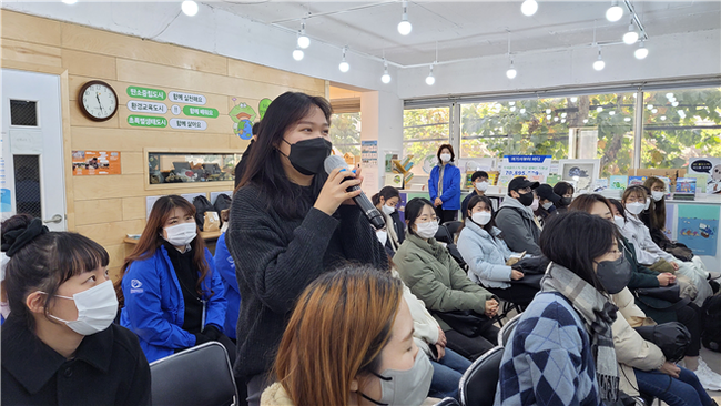 ‘여기서부터바다 캠페인 청년서포터즈’ 발대식에서 한 참가자가 발언하고 있다.