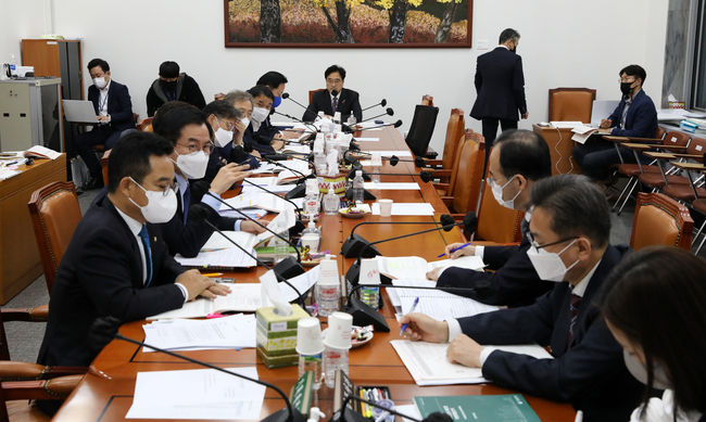 28일 오후 서울 여의도 국회에서 열린 예산결산특별위원회 예산안등조정심사소위원회에서 우원식 소위원장과 의원들이 예산안 관련 등에 대해 논의를 하고 있다.(사진=뉴시스 제공)
