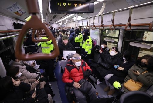 전국장애인차별철폐연대 조합원들이 지난 1일 오전 서울 용산구 삼각지역 4호선에서 열린 장애인 권리예산 확보를 위한 지하철 출근길 선전전을 하고있다. (사진=뉴시스 제공)