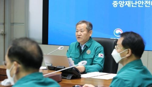 이상민 행정안전부 장관이 지난달 30일 오전 서울 종로구 정부서울청사에서 화물연대 집단운송거부-이태원 사고-코로나19 중앙재난안전대책본부(중대본) 회의를 주재하고 있다. (사진=뉴시스 제공)