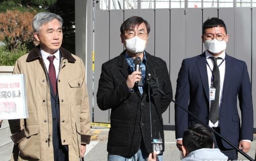 강진구, 김시몬 기자 등 탐사보도매체 시민언론 더탐사 관계자들이 지난달 4일 서울 수서경찰서에서 한동훈 법무부 장관을 스토킹한 혐의로 조사를 받기 앞서 입장발표를 하고 있다. 지난달 28일 한 장관 측은 더탐사 기자로부터 퇴근길에 자동차로 미행당하는 등 스토킹 피해를 입었다며 경찰에 고소장을 제출했다. (사진=뉴시스 제공)