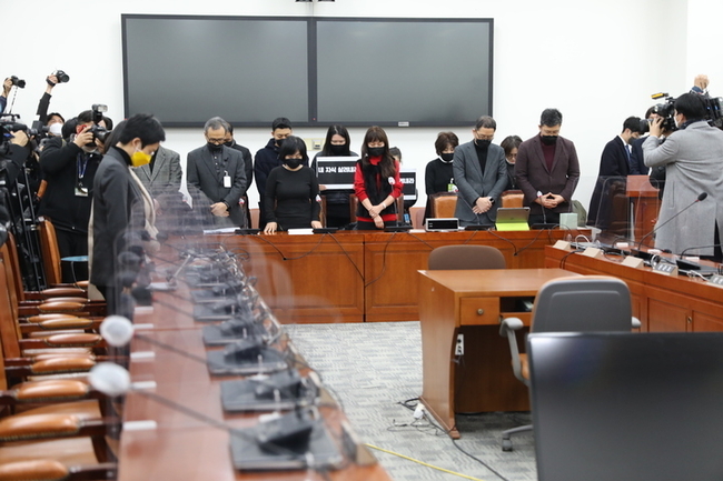  지난 1일 서울 여의도 국회에서 용산 이태원 참사 진상규명과 재발방지를 위한 국정조사 특별위원회 유가족 간담회가 열린 가운데 희생자들을 위한 묵념이 진행되고 있다.(사진=뉴시스 제공)