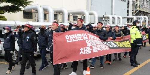 지난달 30일 화물연대 울산본부 조합원들이 남구 석유화학단지 일원에서 거리행진에 나서고 있다. (사진=뉴시스 제공)