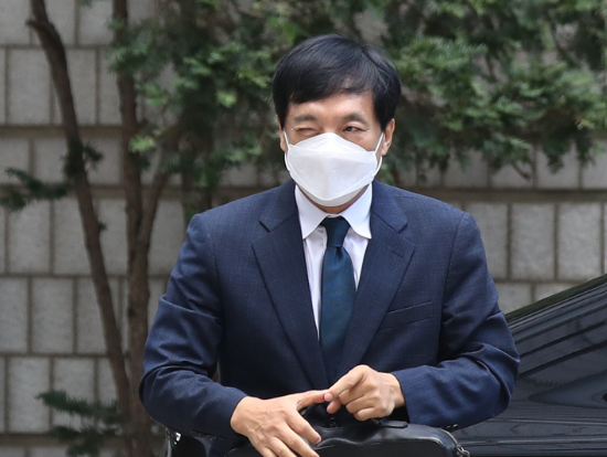 이성윤 법무연수원 연구위원이 지난 8월12일 오전 서울 서초구 서울중앙지법에서 열린 '김학의 불법 출금 수사 외압' 공판에 출석하고 있다. (사진=뉴시스 제공)
