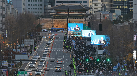 집회 참가자들이 지난달 26일 오후 서울 태평로 숭례문 일대에서 촛불승리전환행동 주최 윤석열 정부 규탄 집회를 하고 있다. (사진=뉴시스 제공)