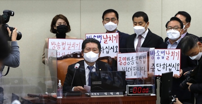 국민의힘 기자 출신 의원과 과방위 의원들이 2일 오전 서울 여의도 국회에서 열린 과학기술정보방송통신위원회 제12차 전체회의에서 '공영방송 완박법' 반대 피켓을 들고 있다. (사진=뉴시스 제공)