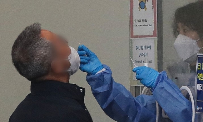 지난달 23일 오전 서울 송파구보건소 선별진료소에서 시민이 검사를 받고 있다.