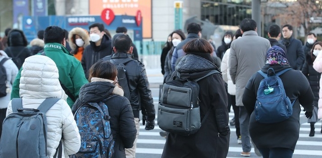 수도권 지역에 한파특보가 내려진 지난 1일 오전 서울 종로구 광화문네거리 인근에서 시민들이 두꺼운 겉옷을 걸치고 신호를 건너고 있다. (사진=뉴시스)
