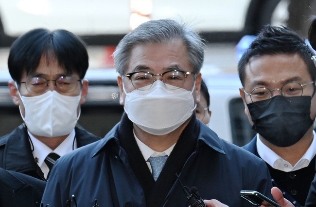 '서해 공무원 피살 사건'과 관련해 월북몰이를 한 혐의를 받는 서훈 전 국가안보실장이 2일 오전 서울 서초구 서울중앙지방법원에서 열린 구속 전 피의자심문(영장실질심사)에 출석하고 있다. (사진=뉴시스)