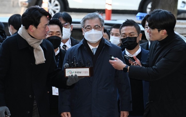 '서해 공무원 피살 사건'과 관련해 월북몰이를 한 혐의를 받는 서훈 전 국가안보실장이 2일 오전 서울 서초구 서울중앙지방법원에서 열린 구속 전 피의자심문(영장실질심사)에 출석하고 있다. (사진=뉴시스)