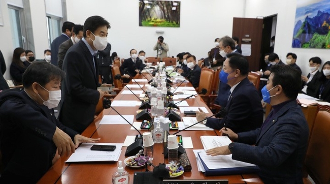28일 오전 서울 여의도 국회에서 열린 예산결산특별위원회 예산안등조정소위원회에서 여야 의원들이 회의에 앞서 대화하고 있다. (사진=뉴시스)