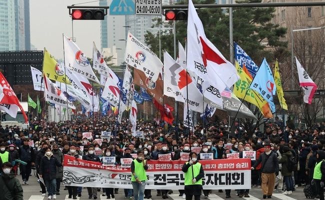민주노총 조합원들이 3일 오후 서울 여의도 국회 앞에 설치된 전국노동자대회무대를 향해 행진하고 있다. (사진=뉴시스)