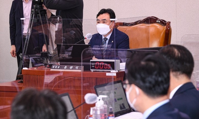 윤관석 국회 산업통상자원중소벤처기업위원회(산자중기위) 위원장이 지난 10월4일 서울 여의도 국회 회의실에서 열린 국정감사를 진행하고 있다. (공동취재사진)