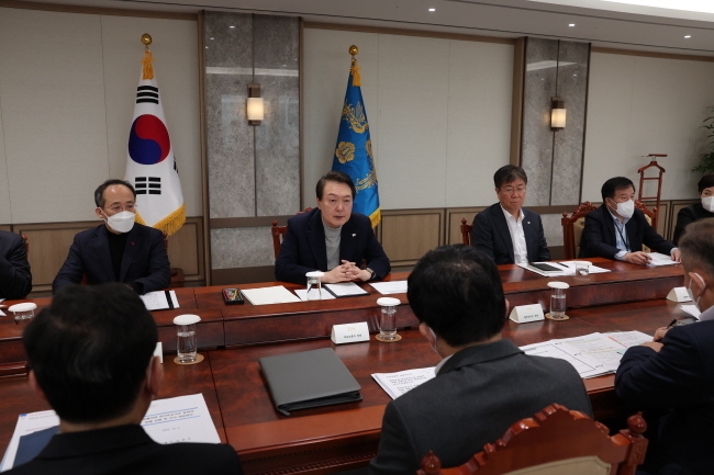윤석열 대통령이 4일 서울 용산 대통령실 청사에서 화물연대 집단 운송거부 관계장관회의를 주재하고 있다.