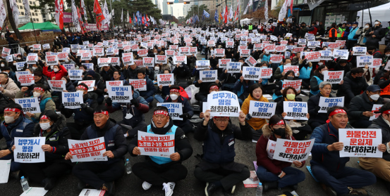 지난 3일 오후 서울 여의도 국회 앞에서 열린 민주노총 전국노동자대회에서 참석자들이 구호를 외치고 있다. (사진=뉴시스 제공)