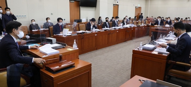 신동근 소위원장이 5일 오전 서울 여의도 국회에서 열린 기획재정위원회 경제재정소위원회의에서 의사봉을 두드리고 있다. (사진=뉴시스 제공)