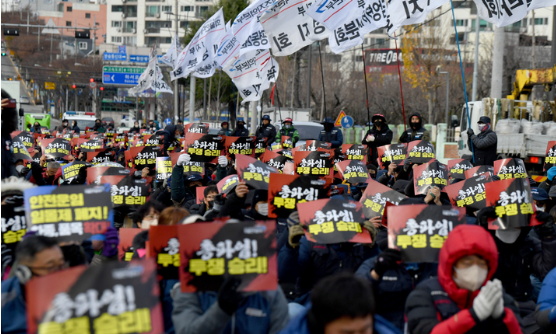 화물연대 총파업 12일째인 5일 오전 광주 북구 양산동 코카콜라 광주공장 앞에서 노조원들이 안전운임제 확대를 촉구하는 결의대회를 열고있다. (사진=뉴시스 제공)