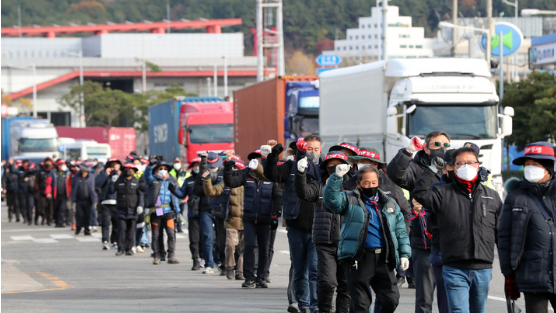 민주노총 공공운수노조 화물연대본부 총파업 12일째인 5일 오후 부산 남구 신선대부두 인근 도로에서 화물연대 조합원들이 거리행진을 펼치고 있다. (사진=뉴시스 제공)