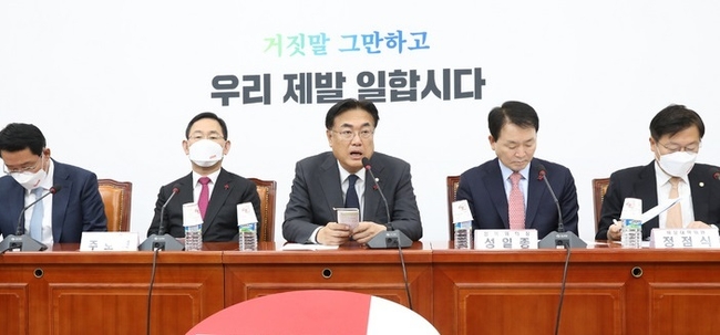 정진석 국민의힘 비상대책위원장이 5일 오전 서울 여의도 국회에서 열린 최고위원회의에서 발언하고 있다. (사진=뉴시스 제공)