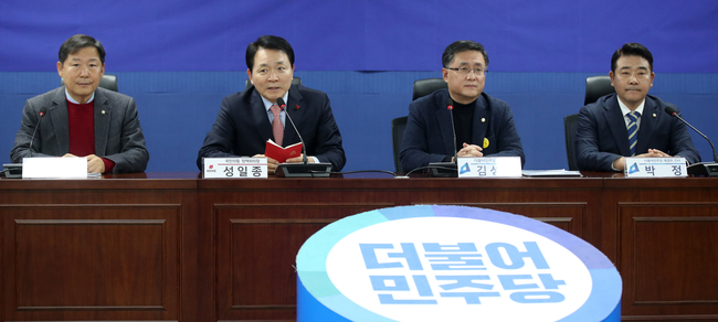 성일종 국민의힘 정책위의장이 5일 오후 서울 여의도 국회 의원회관에서 열린 2+2 예산안 협의에서 발언하고 있다. 왼쪽부터 이철규 국민의힘 예결위 간사, 성일종 국민의힘 정책위의장, 김성환 더불어민주당 정책위의장, 박정 더불어민주당 예결위 간사.(사진=뉴시스 제공)