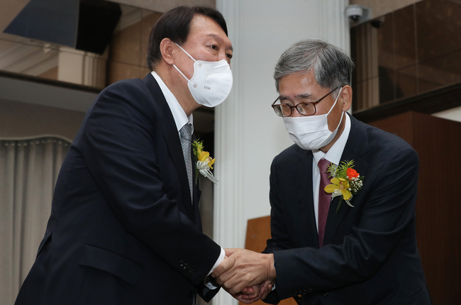 지난 2021년 11월 9일 당시 국민의힘 대선 후보였던 윤석열 대통령이 서울 중구 프레스센터에서 열린 신평 변호사 출판기념회에 참석해 악수하고 있다.(사진=뉴시스 제공)