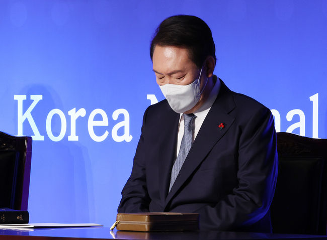 윤석열 대통령이 5일 서울 강남구 그랜드 인터컨티넨탈 서울파르나스에서 열린 제54회 국가조찬기도회에 참석해 기도를 하고 있다. 