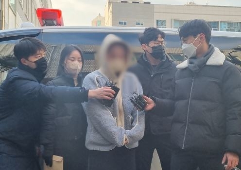 15개월 딸이 사망하자 시신을 3년간 숨긴 친모 A(34)씨가 6일 의정부지법에서 열리는 영장실질심사를 받기 위해 법원에 도착했다. (사진=뉴시스 제공)