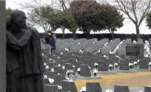 지난 30일 오후 제주시 4.3 평화공원에서 홍을생 할머니가 외손주 부민석 씨와 함께 제사를 지내기 위해 이동하고 있다. 홍 할머니 가족은 제주 4.3 사건으로 가족 4명을 잃은 유족이다. (사진=뉴시스 제공)