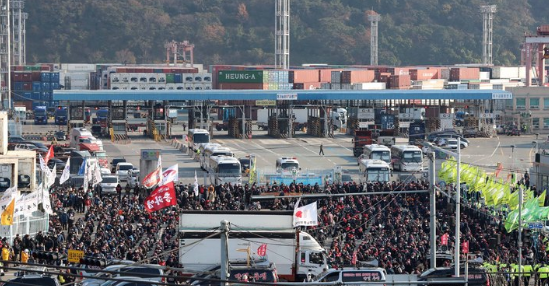 민주노총 공공운수노조 화물연대본부 총파업 13일째인 6일 오후 부산 남구 신선대 부두 앞에서 건설노조 등 민주노총 조합원들이 화물연대 지지 동조파업 결의대회를 갖고 있다. (사진=뉴시스 제공)