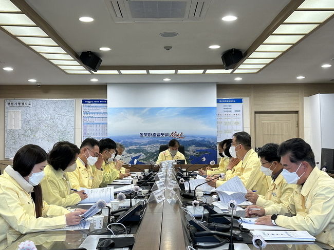 경남 창원특례시 조명래 제2부시장이 주재하는 화물연대 집단운송 거부 대응 재난안전대책본부 회의가 6일 개최되고 있다. (사진=창원시청 제공). 