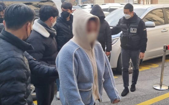15개월 딸이 사망하자 시신을 3년간 숨긴 부모가 6일 의정부지법에서 열리는 영장실질심사를 받기 위해 법정에 들어가고 있다 (사진=뉴시스 제공)